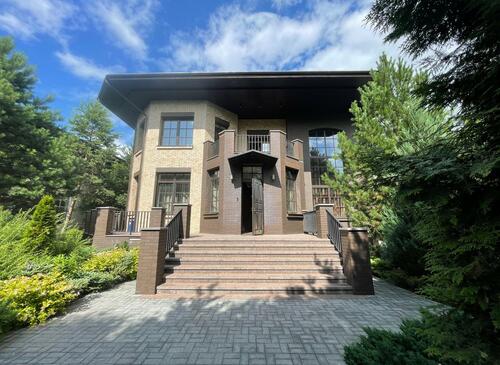 Особняк с бассейном