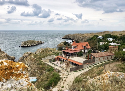 Дом-замок у моря