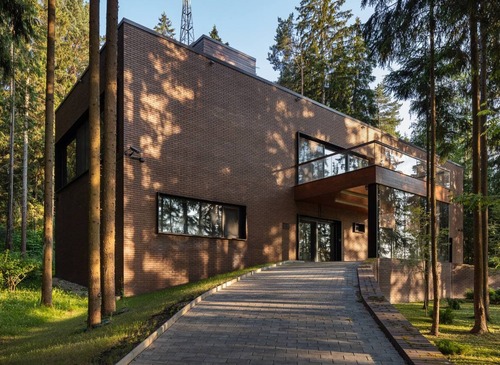 Хай-тек дом с собственным прудом в лесу