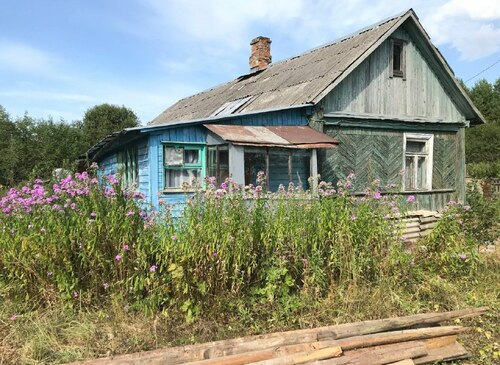 Дом в бедной деревне