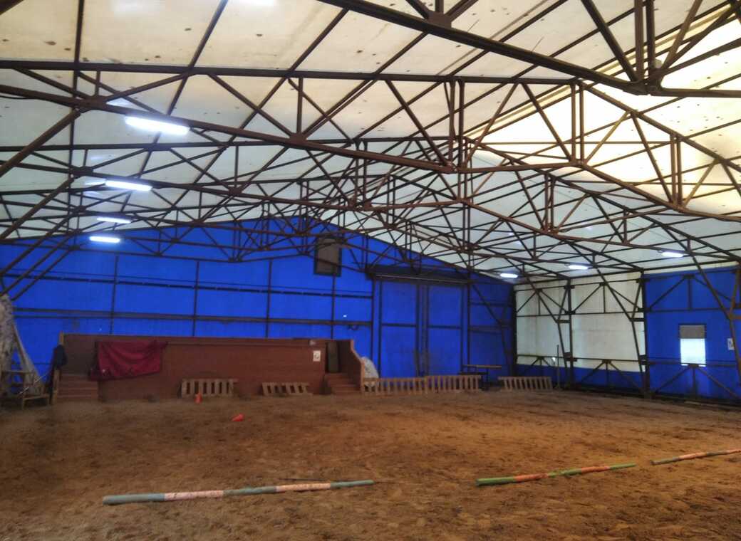 Ангар, конно-спортивный манеж.