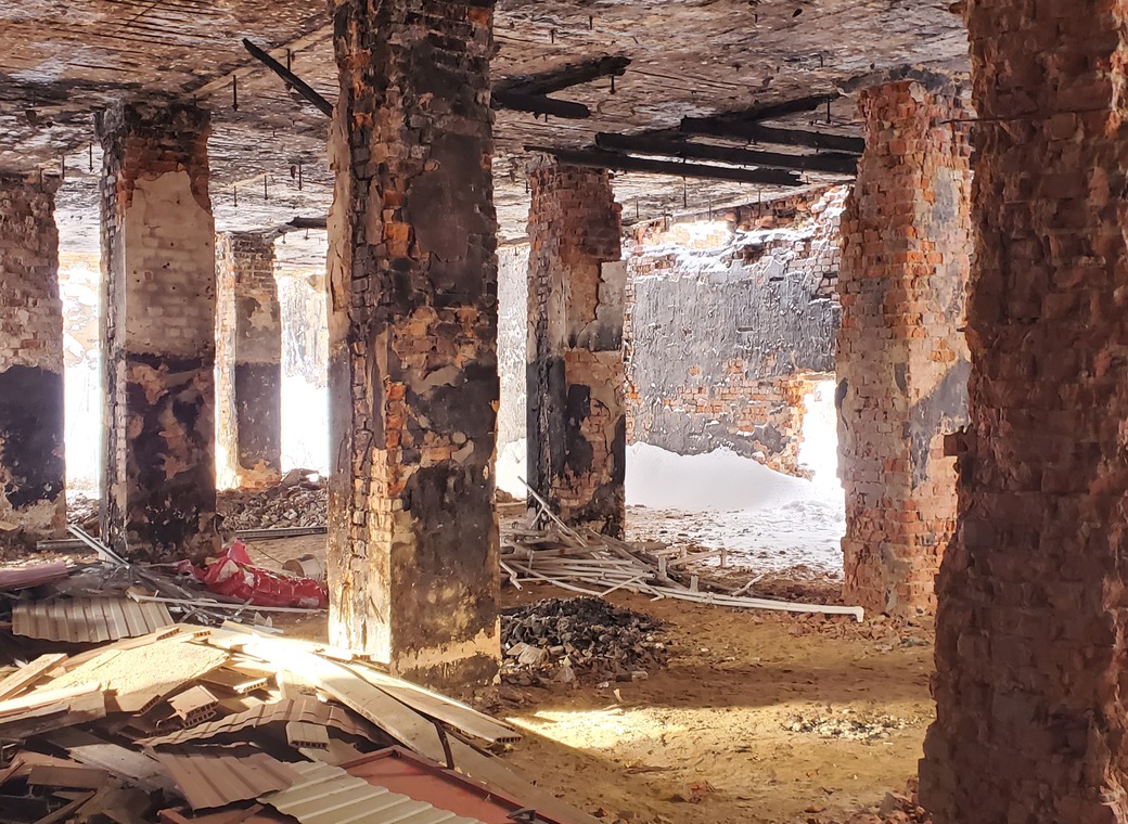 Древнее разбитое кирпичное здание