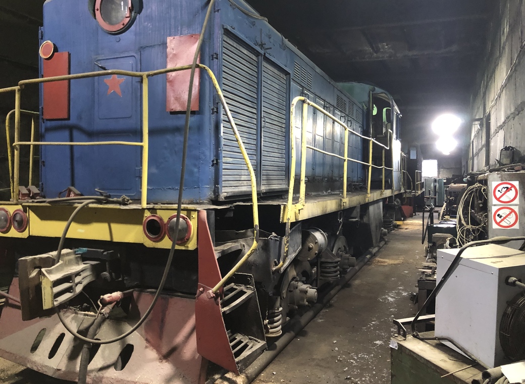 Депо и 2 тягача на территории завода